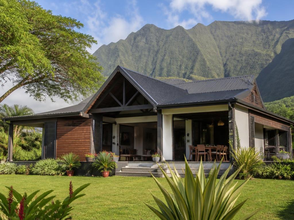 Maison moderne conçue pour le climat tropical entourée de végétation réunionnaise