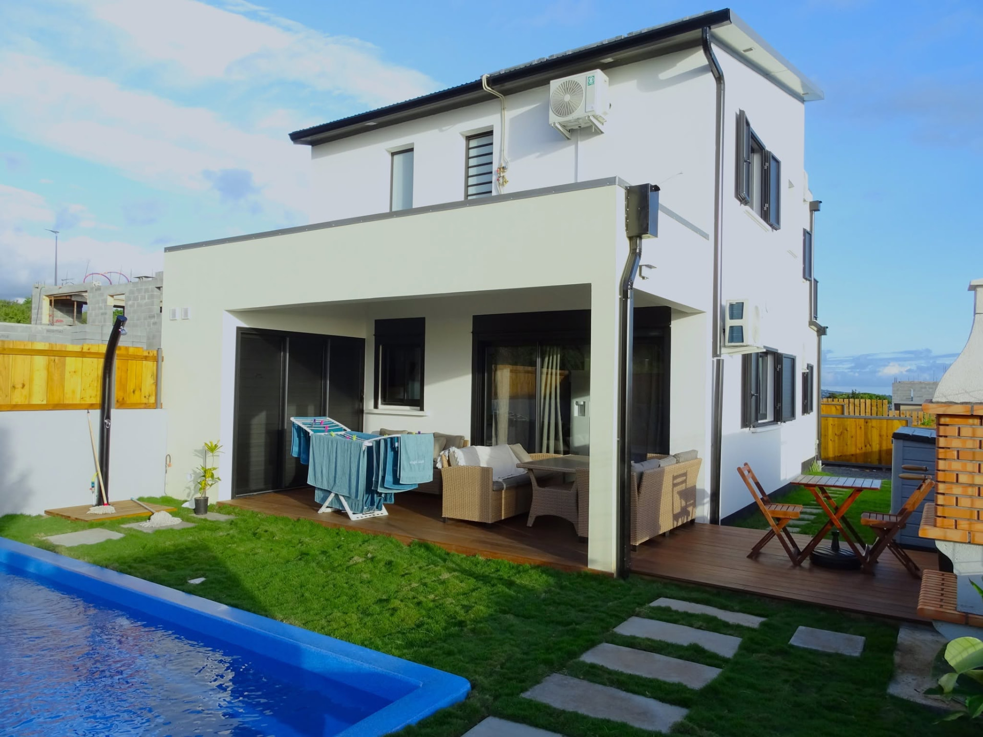 Villa contemporaine avec piscine — réalisation KAZ KONFORT PLUS à La Réunion